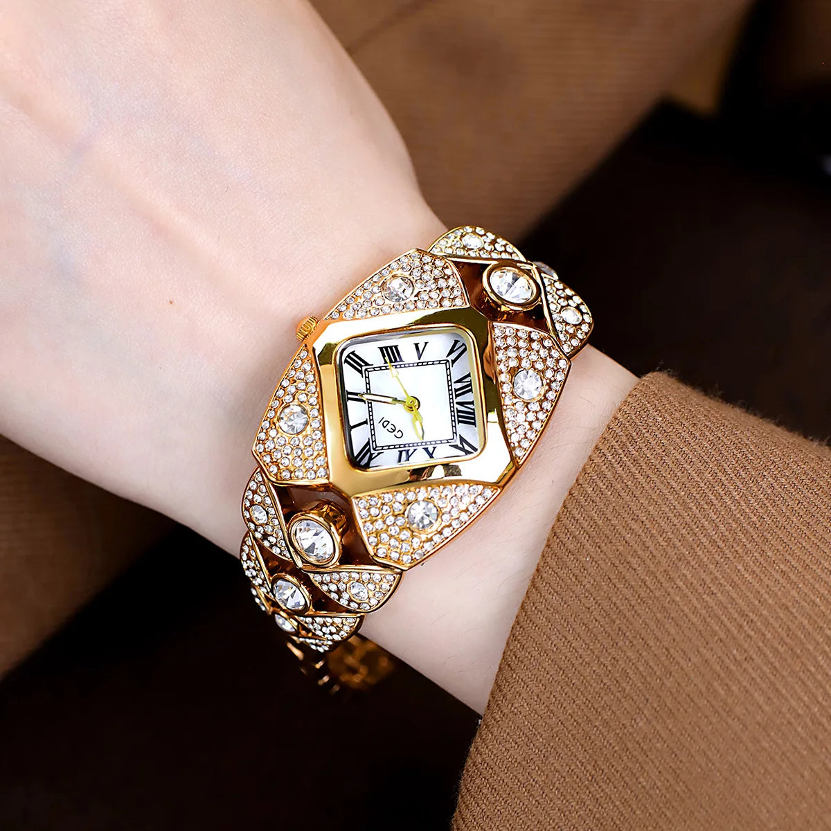 NEW 4 Colors Women Watch Light Luxury Brand Diamond Inlaid Bracelet Watches Waterproof Ladies Fashion Quartz Clock Wristwatch Gift for Girlfriend Mistress Wife Ladies Luxury Jewelry Supplies