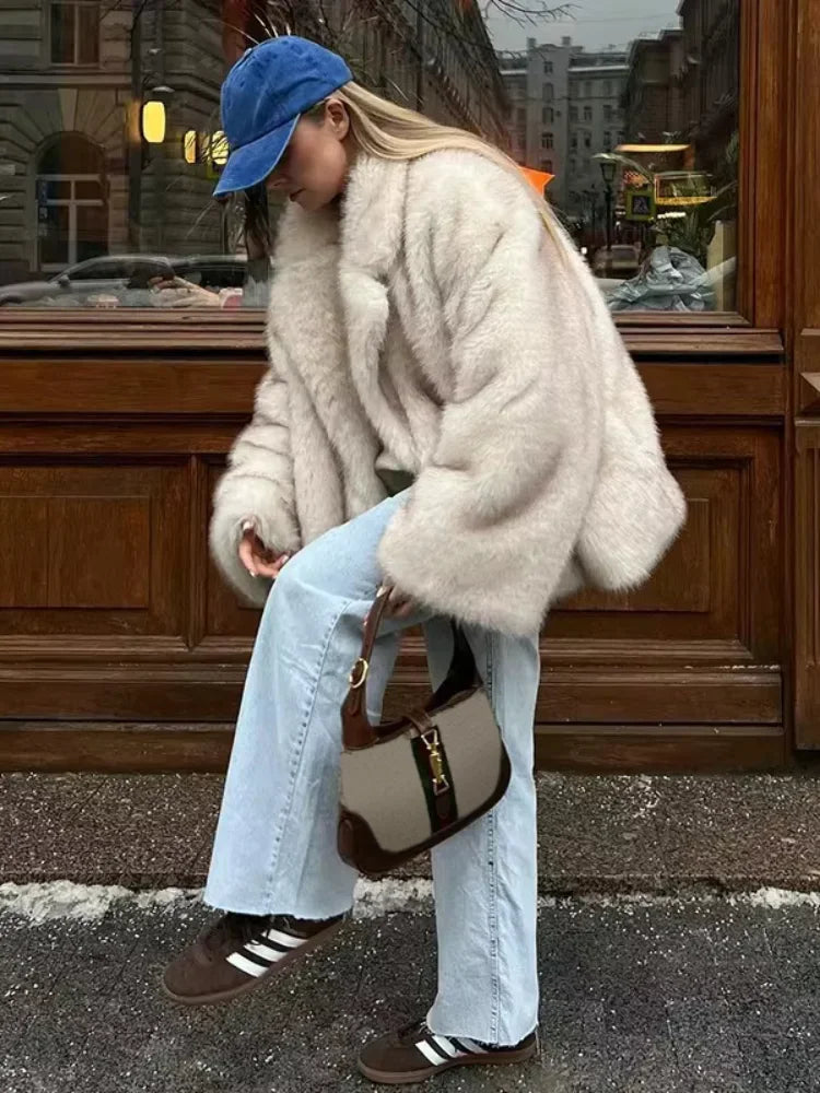 NEW Arrivals Winter Warm Snow Outerwear Ins Fashion Girls Oversized Gradient Fur Coat Women Thick Lapel Evening Nightclub Party Outerwear Fluffy Faux Fur High Street Jacket Ladies Girls Luxury Fashion Clothing Supplies