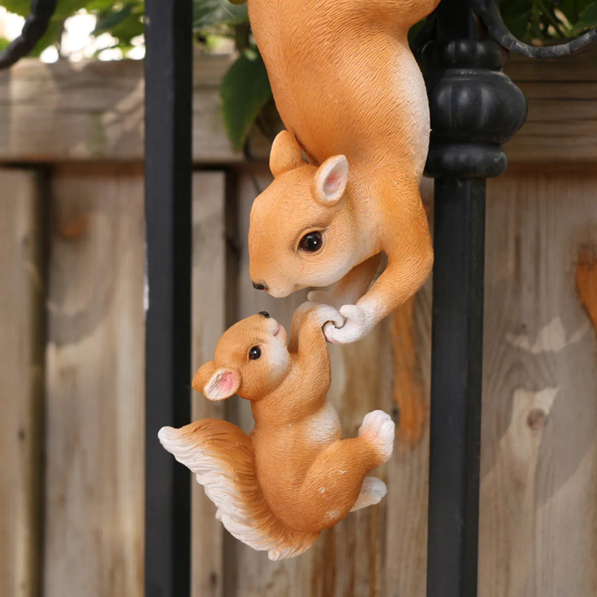 1pc Creative Climbing Rope Squirrel Figurine - Perfect for Garden & Outdoor Decoration