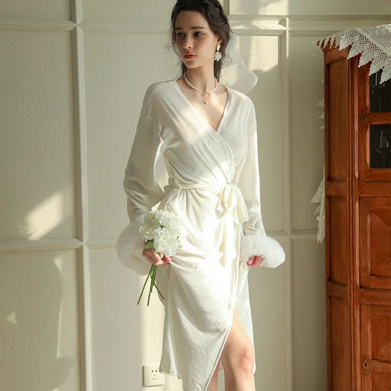 New Arrivals Bride Wedding Night Robe Honeymoon Gown Women Velour Sleepwear Luxury Feather Kimono Bridesmaid Team Velvet Bathrobe Long Nightwear Girls Ladies Luxury Fashion Apparel Supplies