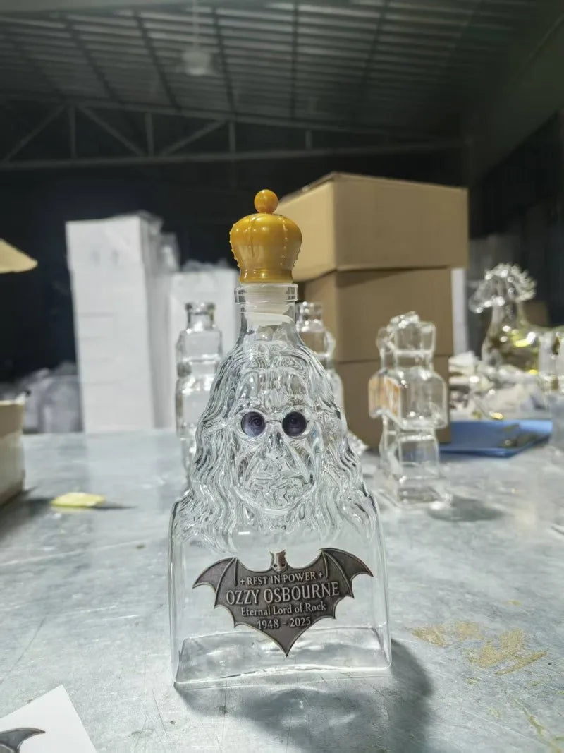 Ozzy Osbourne Lovers Commemorative Decanter, Eternal Lord of Rock Crystal Whiskey Bottle with Crown & Bat Emblem, Premium Collectible Home Office Night Club Bars Pubs Barware Accessories