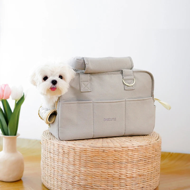 Pets Travel Go Out and Pack Puppies. Portable One-Shoulder Bags are Suitable for Cats and Small Dogs to Carry Outdoors than Bears.