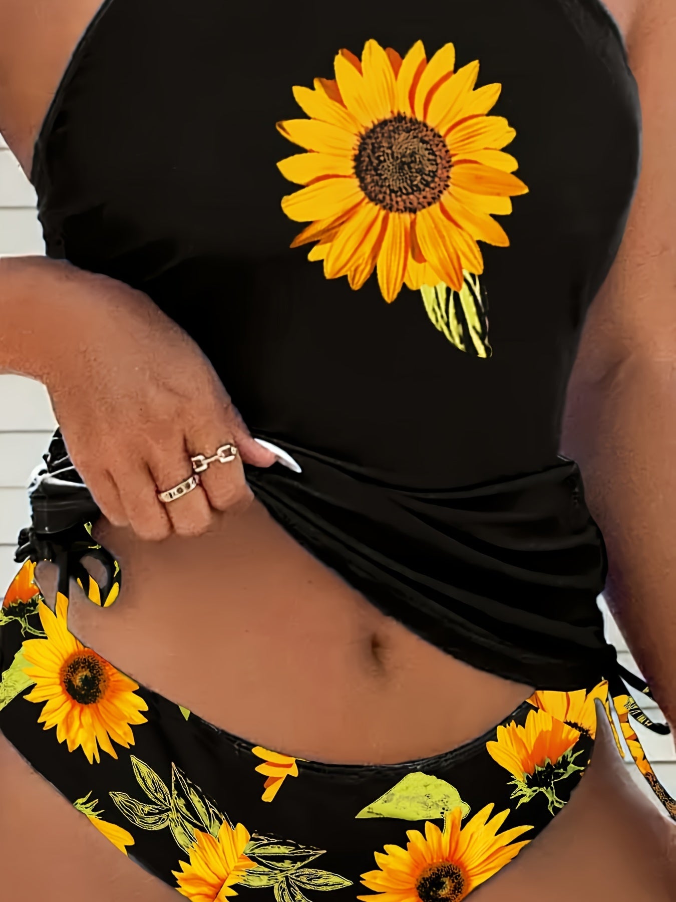 2 PCS Tankini Set S-XL Size Women's Fashion Slimming Halter Neck Sunflower Print Tankini Set, High Stretch Knit Fabric, Casual Floral Lace-Up Swimwear with Conventional Bottom