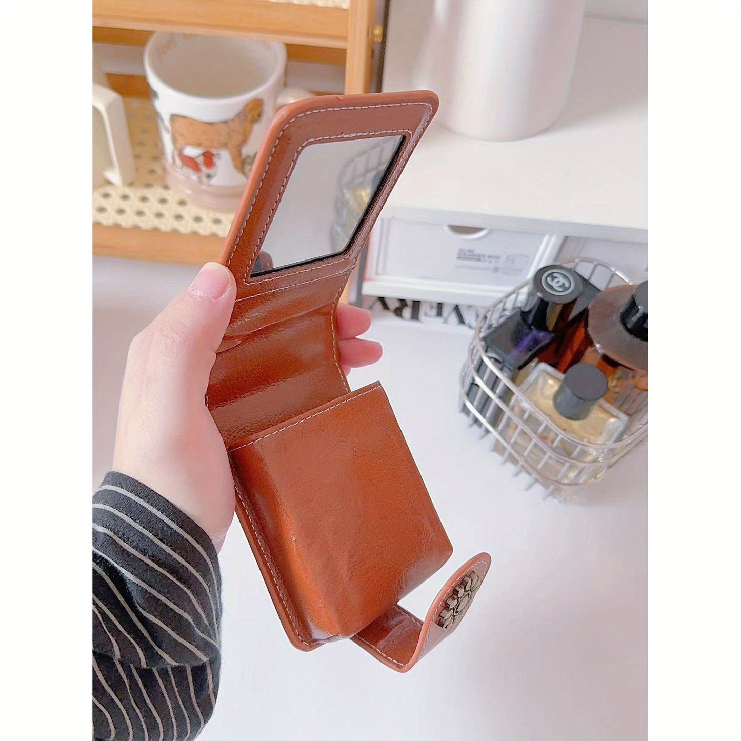 A Stylish And Elegant Mini Makeup Case PU Leather, Featuring a Mirror And a Snap Closure, Perfect for Daily Use And Travel. This Portable Beauty Storage Bag Comes in Red And Brown, with Fashionable Snap Closure And Metal Rive