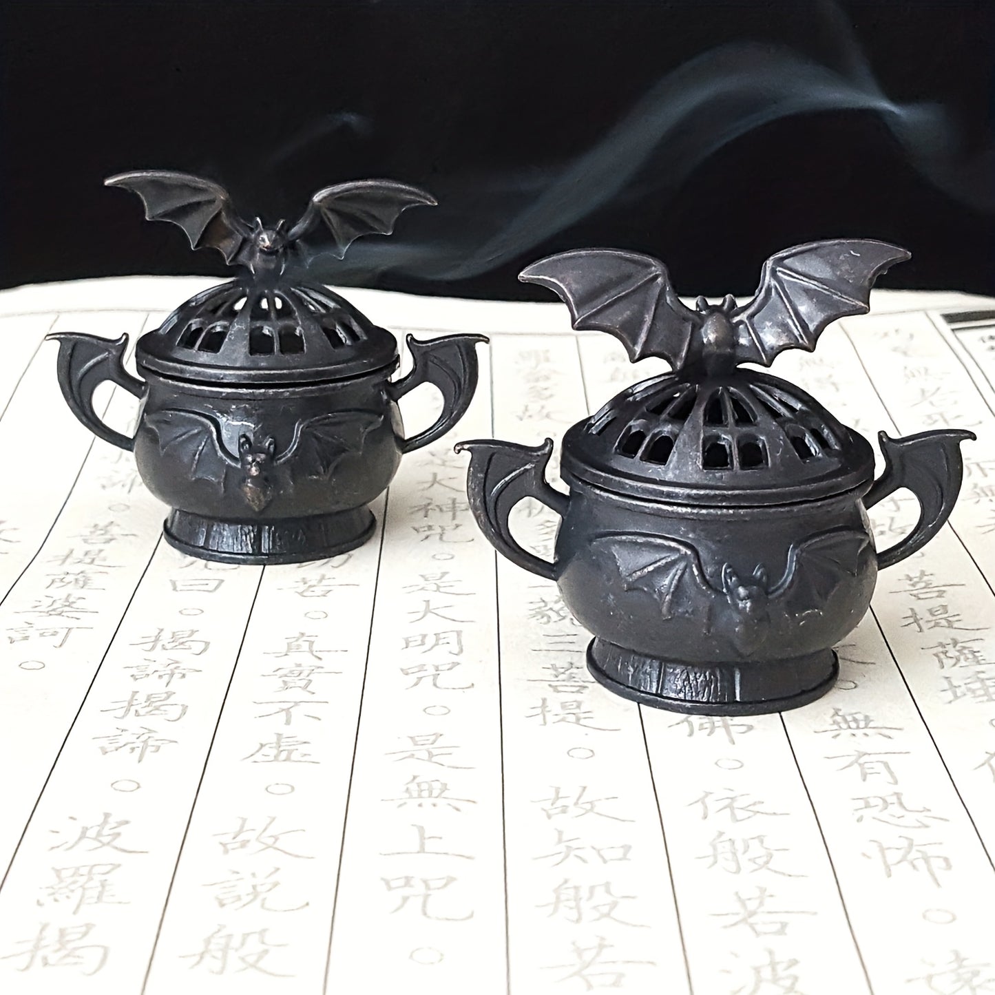 Gothic Bat-Shaped Metal Incense Holder & Holder - Zinc Alloy Dark Fantasy Altar Decor with Bat Wing Lid, Haunted Mansion Paganism Ornament for Meditation, Halloween Party, Vampire-Themed Tabletop Accessory (No Scent Included)