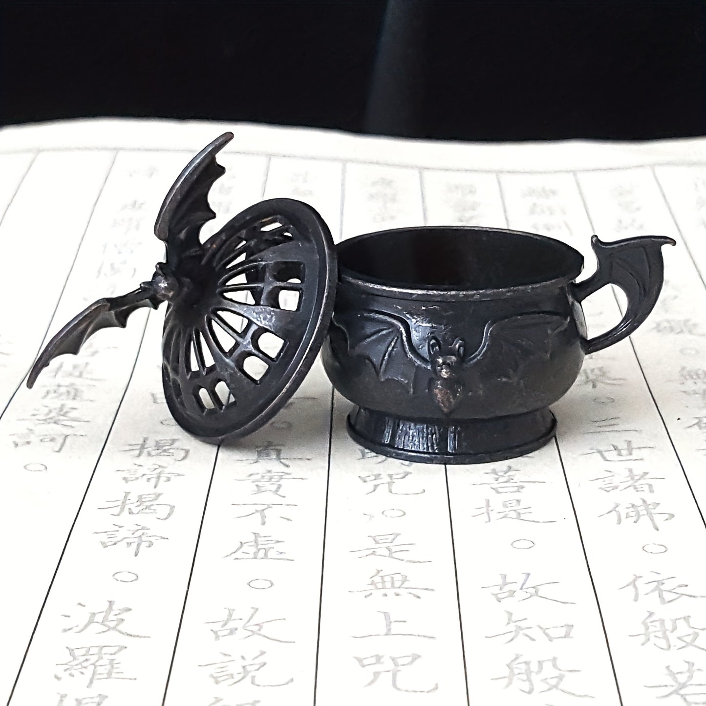Gothic Bat-Shaped Metal Incense Holder & Holder - Zinc Alloy Dark Fantasy Altar Decor with Bat Wing Lid, Haunted Mansion Paganism Ornament for Meditation, Halloween Party, Vampire-Themed Tabletop Accessory (No Scent Included)