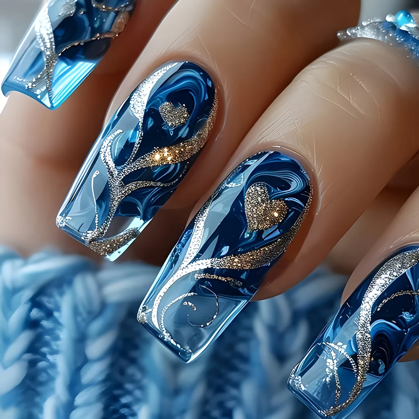 24 PCS Set This Summer-Themed Nail Art Features a Easy Glittery Golden Heart Pattern, Perfect for Women And. It's Ideal for Various Occasions Such As Work, Travel, Parties, Masquerades, Nail Salons