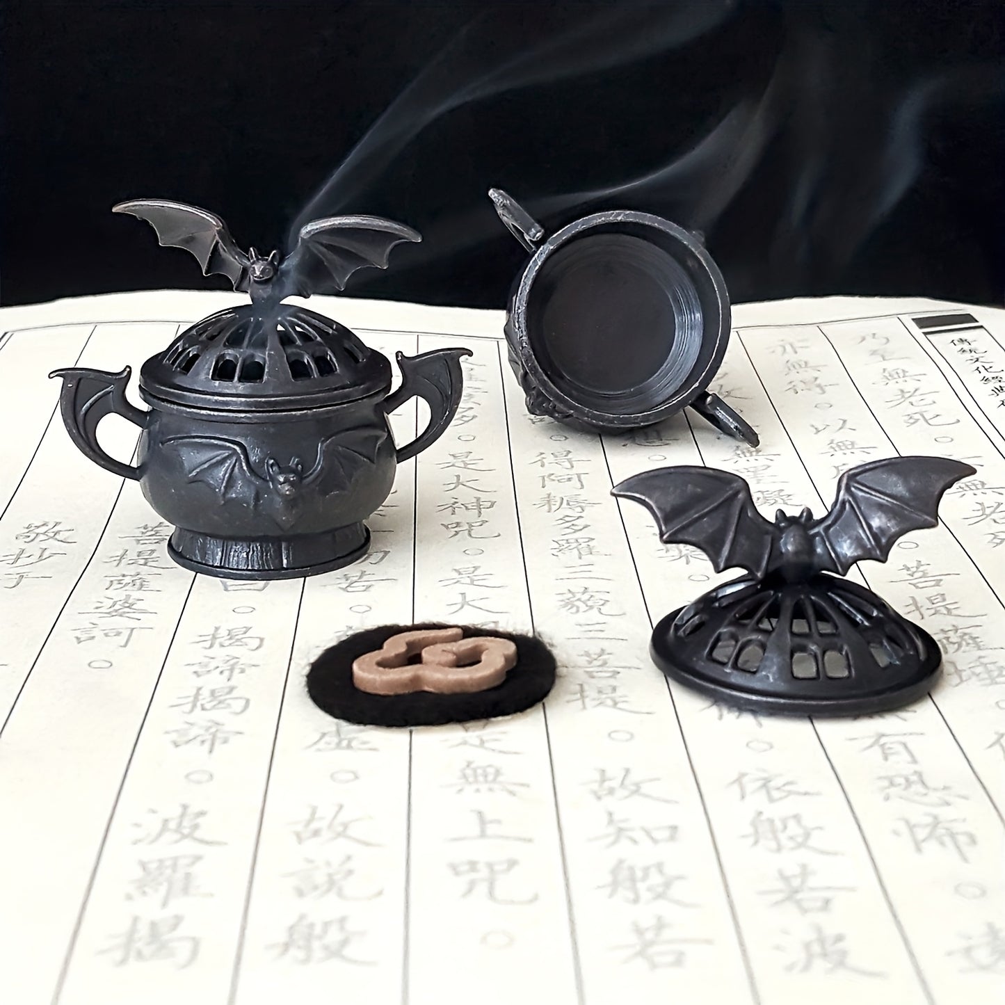 Gothic Bat-Shaped Metal Incense Holder & Holder - Zinc Alloy Dark Fantasy Altar Decor with Bat Wing Lid, Haunted Mansion Paganism Ornament for Meditation, Halloween Party, Vampire-Themed Tabletop Accessory (No Scent Included)