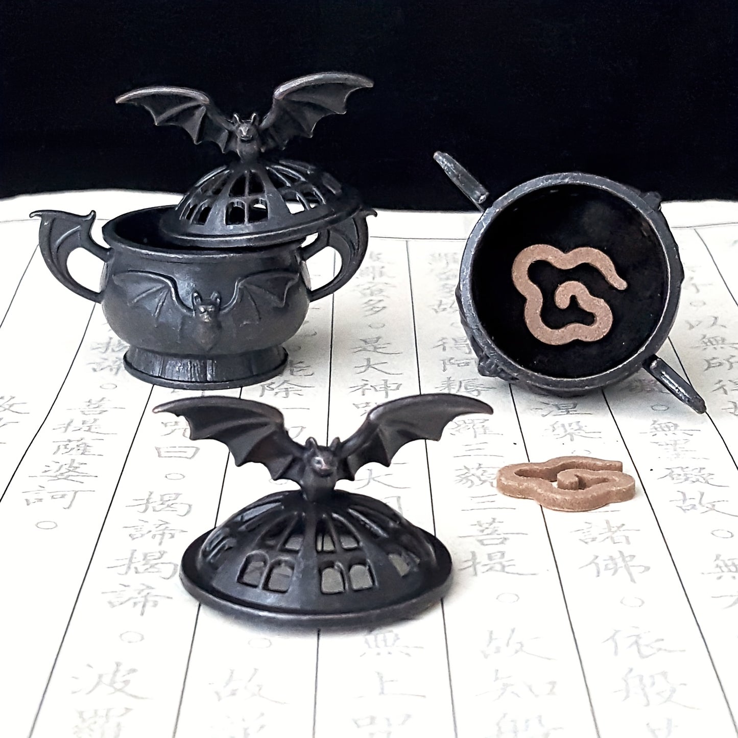 Gothic Bat-Shaped Metal Incense Holder & Holder - Zinc Alloy Dark Fantasy Altar Decor with Bat Wing Lid, Haunted Mansion Paganism Ornament for Meditation, Halloween Party, Vampire-Themed Tabletop Accessory (No Scent Included)