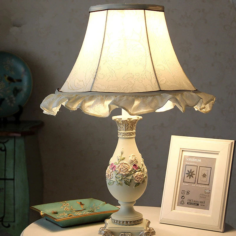 Home Villa Hotels Bedside Bedroom Living Room Luxury Lampshade Creative Resin Table Lamp Bedside Korean Pastoral Style Decor for Home Living Bedroom Nordic LED Desk Light