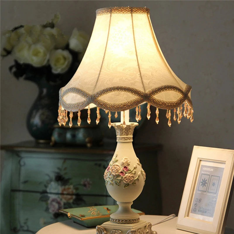 Home Villa Hotels Bedside Bedroom Living Room Luxury Lampshade Creative Resin Table Lamp Bedside Korean Pastoral Style Decor for Home Living Bedroom Nordic LED Desk Light