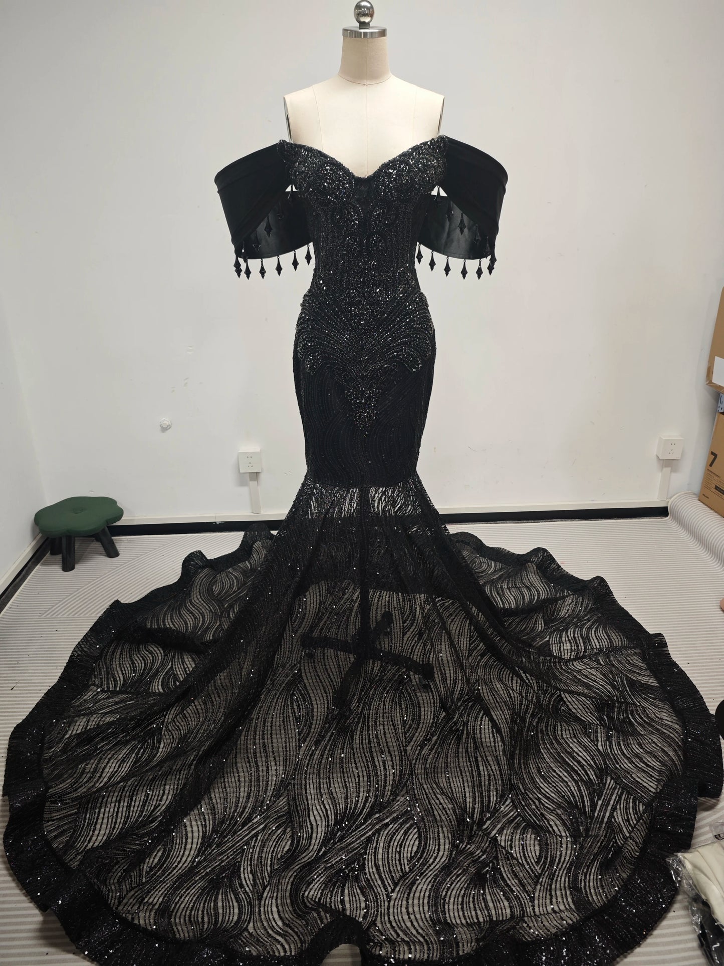 New Arrivals 15 Colors Black Rhinestones Crystal. Appliques Decoration With Hang Off the Shoulder Elegant Prom Dresses Mermaid Ball Gown Red Carpet Celebrities Luxury Apparel Supplies