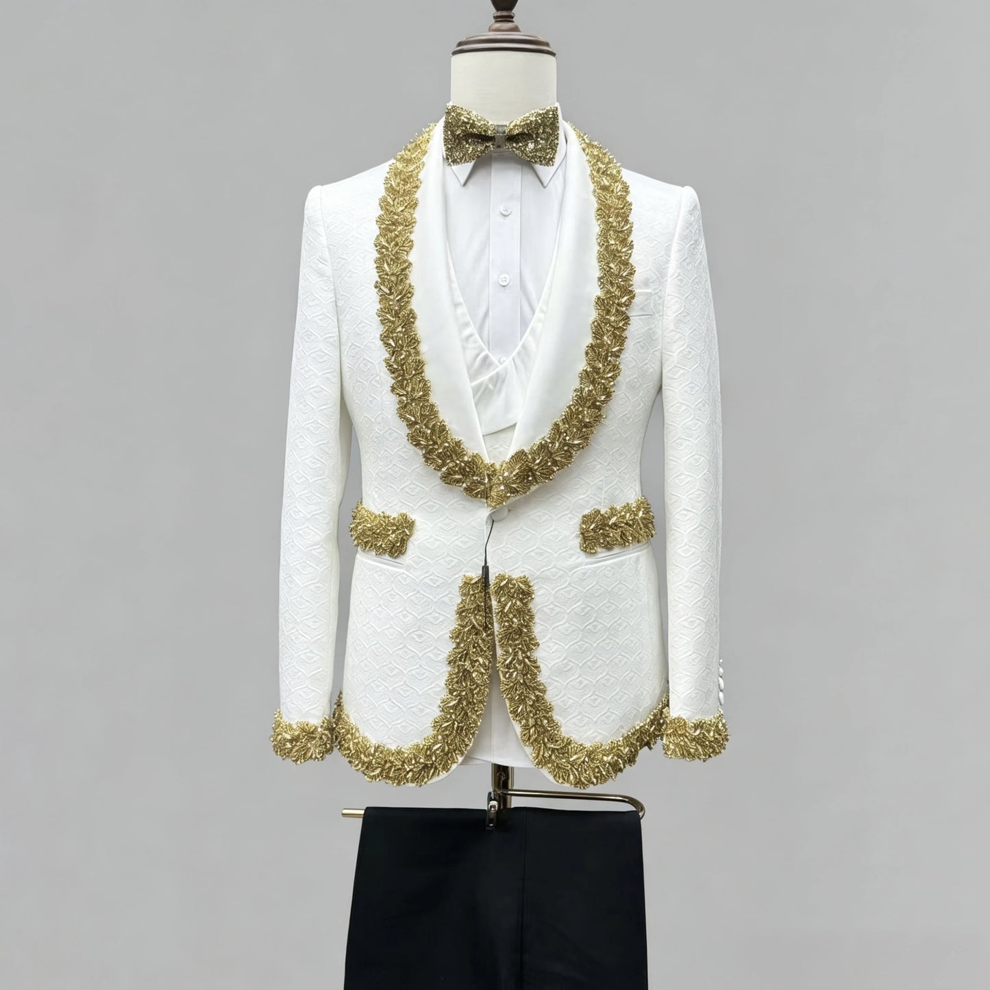 Boutique Gala HOT SALE Handmade White Italian Single Breasted Pleated Groom Tuxedo Gold Beading Slim Fit Breathable Men's Wedding Suit Cs-3XL Plus Size Men's Luxury Apparel Supplies