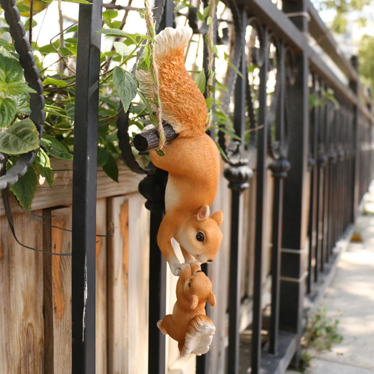 1pc Creative Climbing Rope Squirrel Figurine - Perfect for Garden & Outdoor Decoration