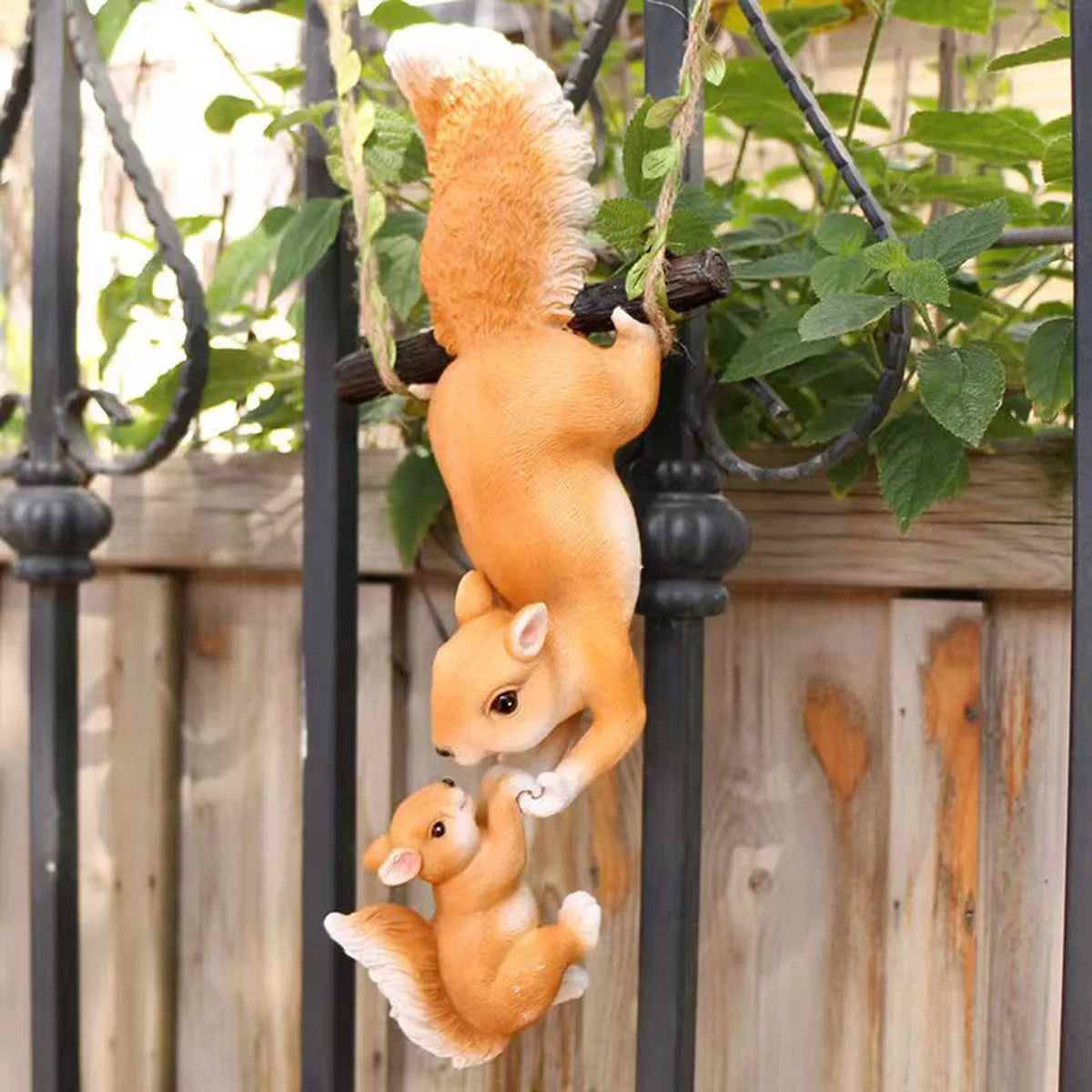 1pc Creative Climbing Rope Squirrel Figurine - Perfect for Garden & Outdoor Decoration