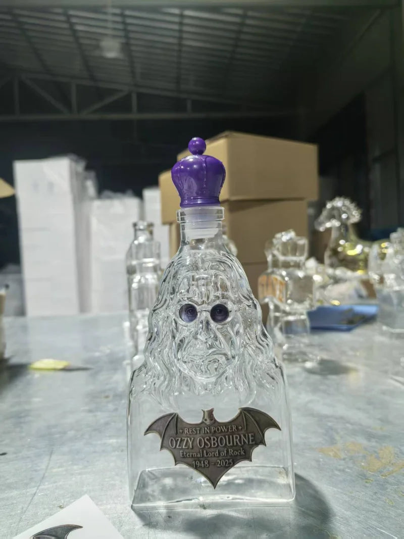 Ozzy Osbourne Lovers Commemorative Decanter, Eternal Lord of Rock Crystal Whiskey Bottle with Crown & Bat Emblem, Premium Collectible Home Office Night Club Bars Pubs Barware Accessories