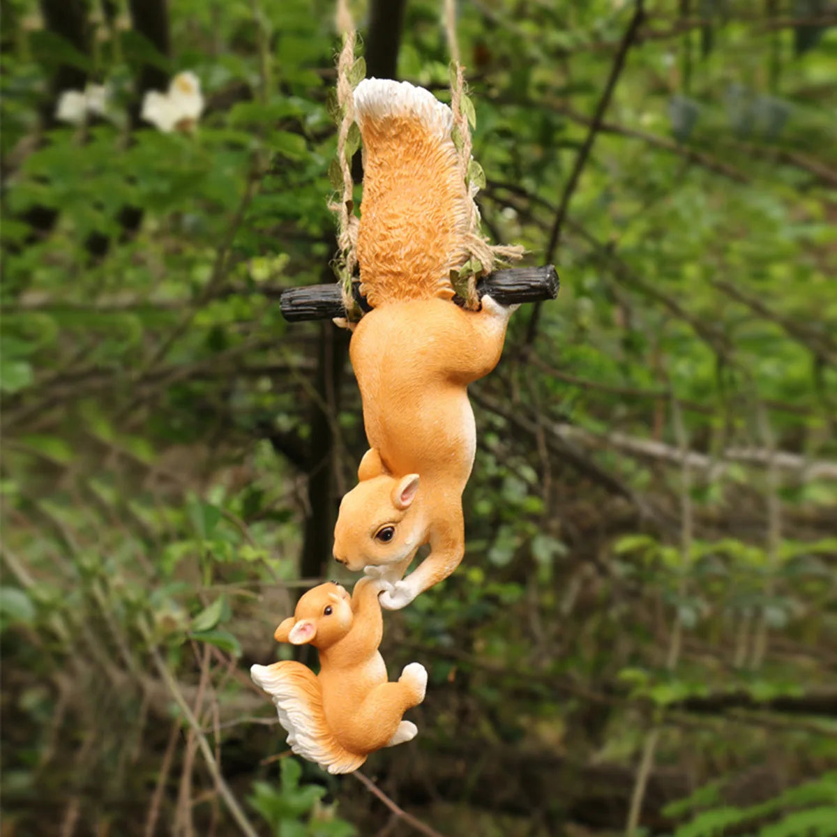 1pc Creative Climbing Rope Squirrel Figurine - Perfect for Garden & Outdoor Decoration