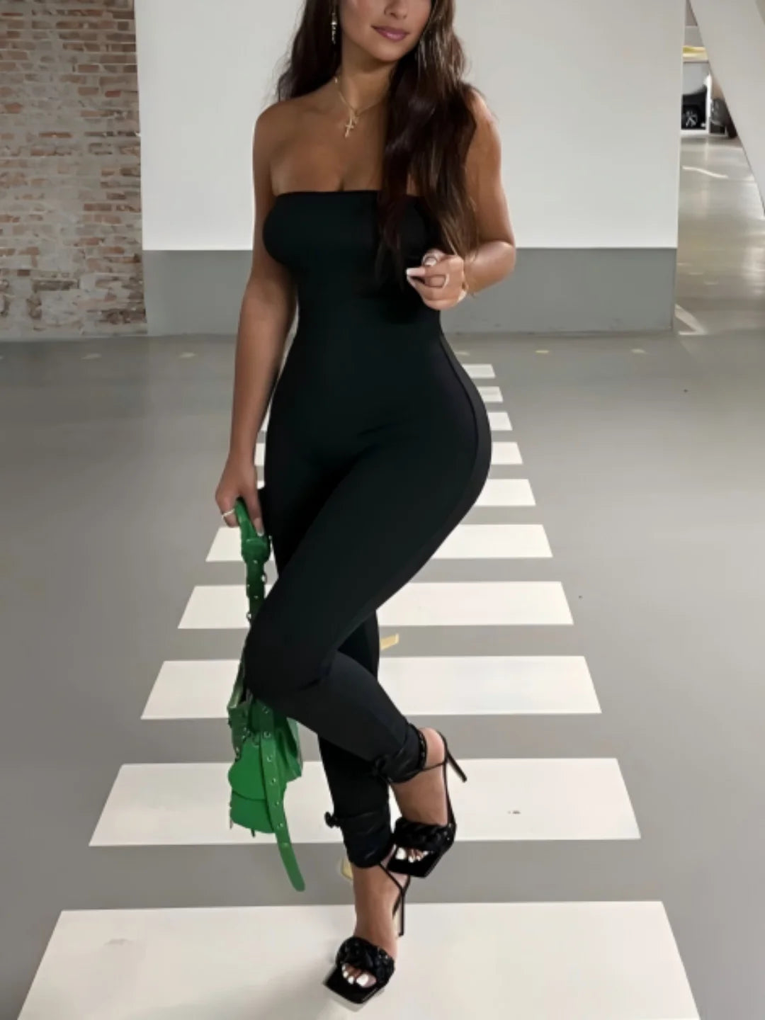 Women's Sleek, Figure-Hugging Tube Top Jumpsuit: Boasting an Alluring Backless Design, Paired with Snug Solid-Hued Athletic Pant