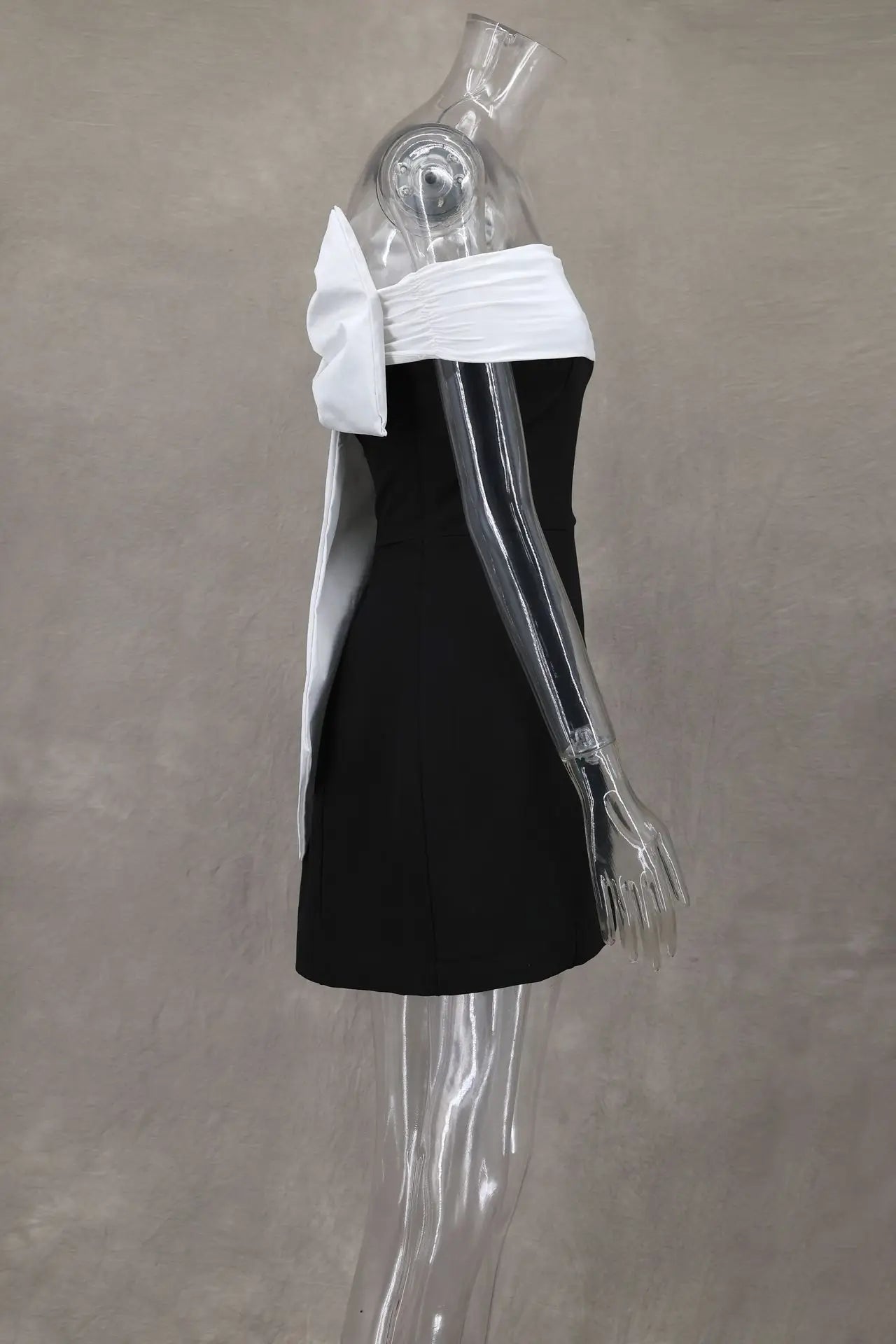 NEW Arrivals Luxury Back Big Bow Decoration Mini Dress Fashion Off Shoulder High Waist Sleeveless Backless Dresses Autumn Evening Wedding Birthday Party Night Club Outfit Dresses Gowns Girls Ladies Fashion Clothing Supplies