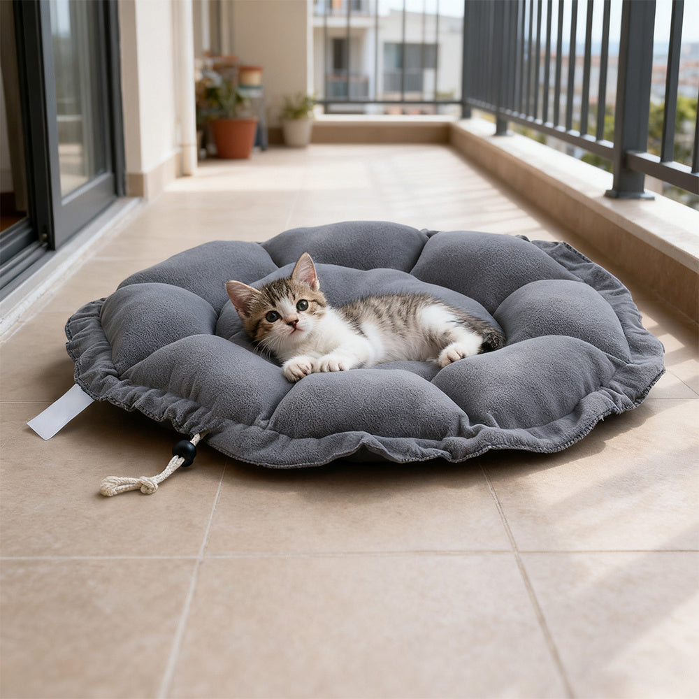 Retractable Round Pet Bed Deployment 45x45x3cm/Storage 28x28x14cm, Designed for Cats and Dogs Under 8kg, Drawstring Controls Usage Range