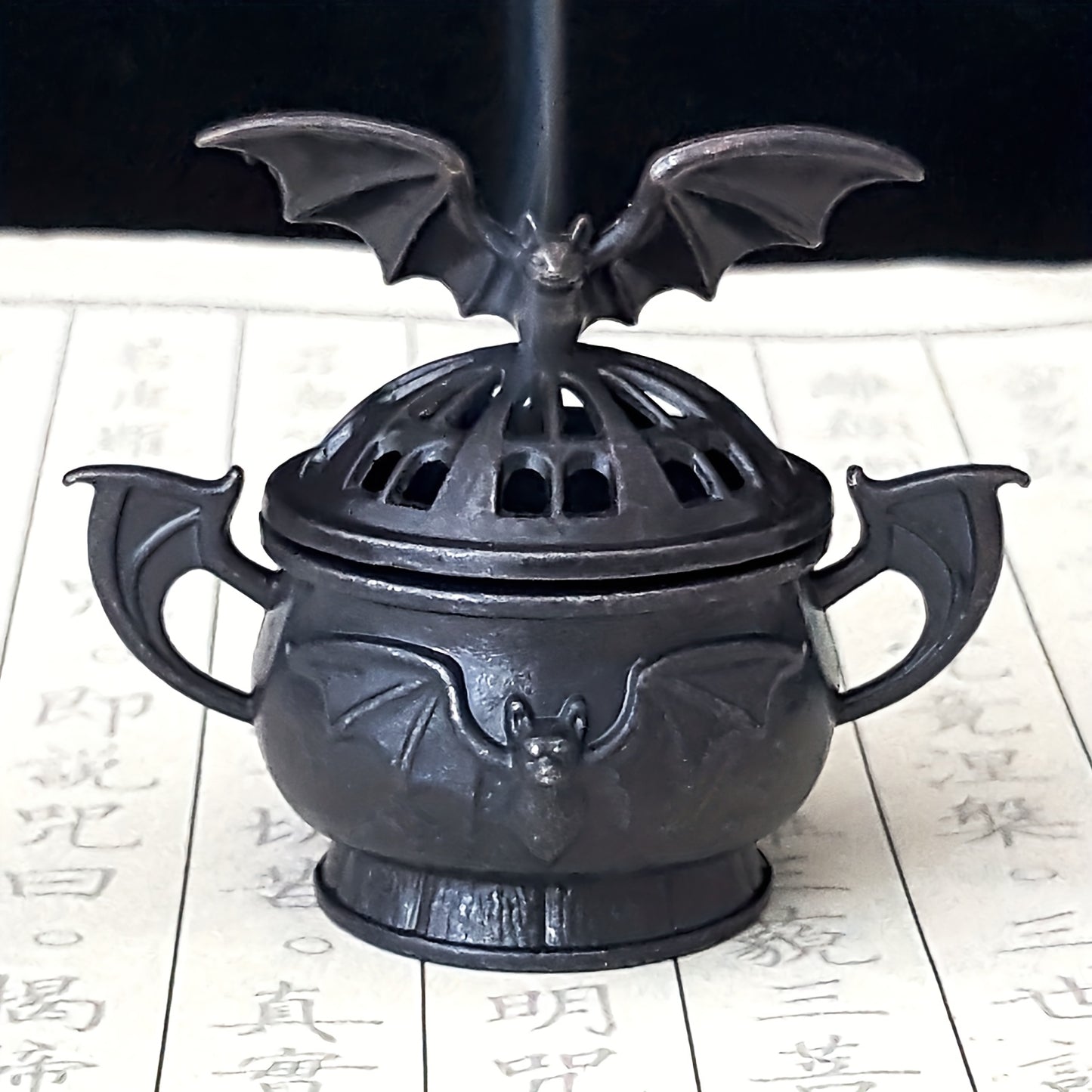 Gothic Bat-Shaped Metal Incense Holder & Holder - Zinc Alloy Dark Fantasy Altar Decor with Bat Wing Lid, Haunted Mansion Paganism Ornament for Meditation, Halloween Party, Vampire-Themed Tabletop Accessory (No Scent Included)
